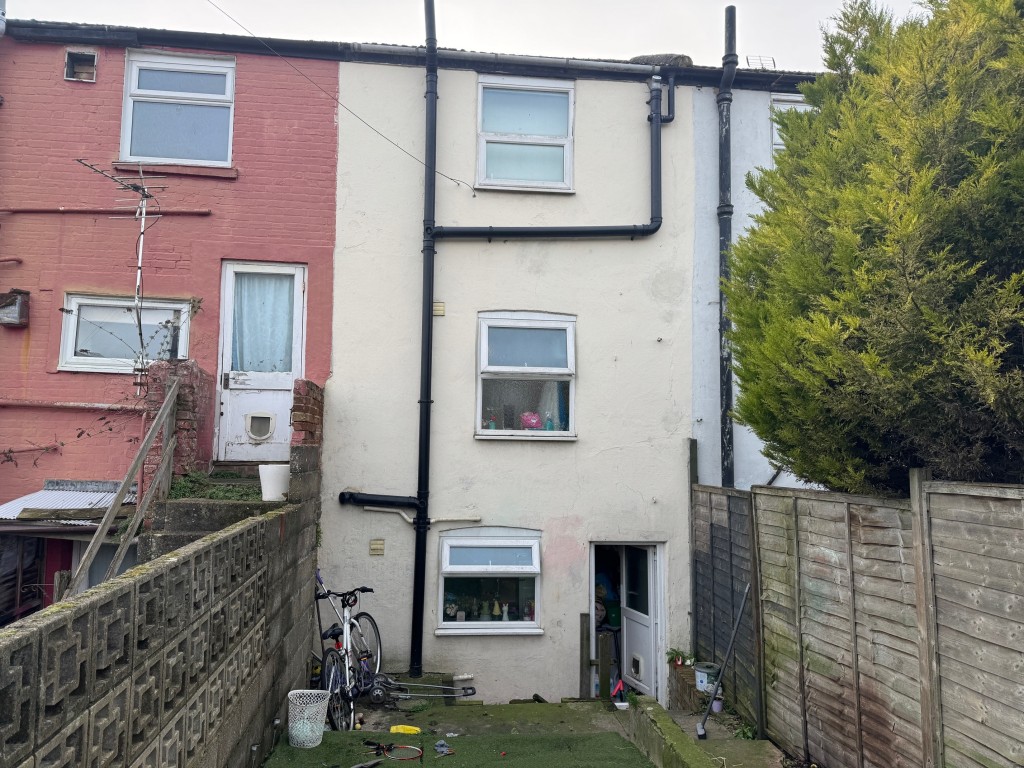 Lot: 47 - THREE STOREY FREEHOLD HOUSE INVESTMENT - Rear elevation